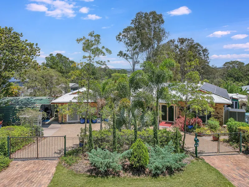 Space, Horses & Chooks on 4,004m2!