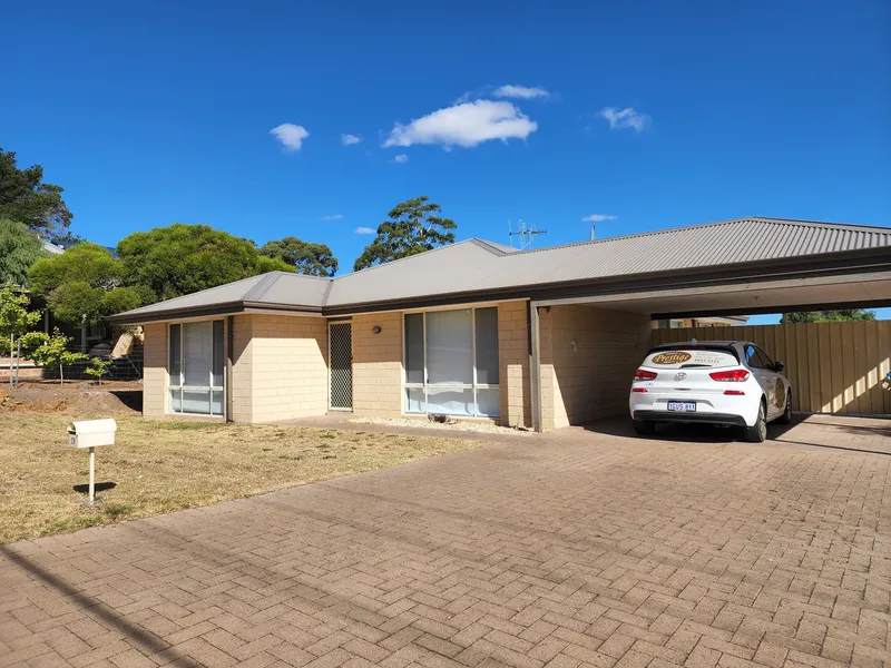 MODERN HOME, CLOSE TO TOWN
