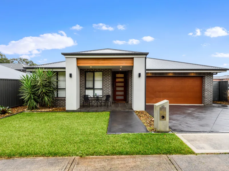 IMMACULATE CUSTOM BUILT FAMILY HOME!