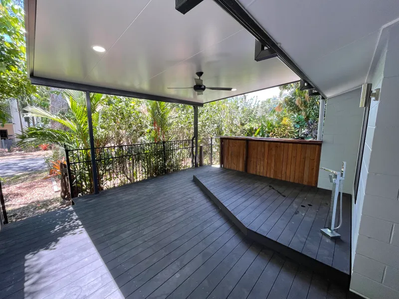 SLEEP HEARING THE OCEAN, Newly Renovated open tropical living