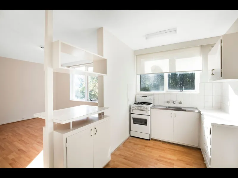 RENOVATED FIRST FLOOR 1 BEDROOM APARTMENT!
