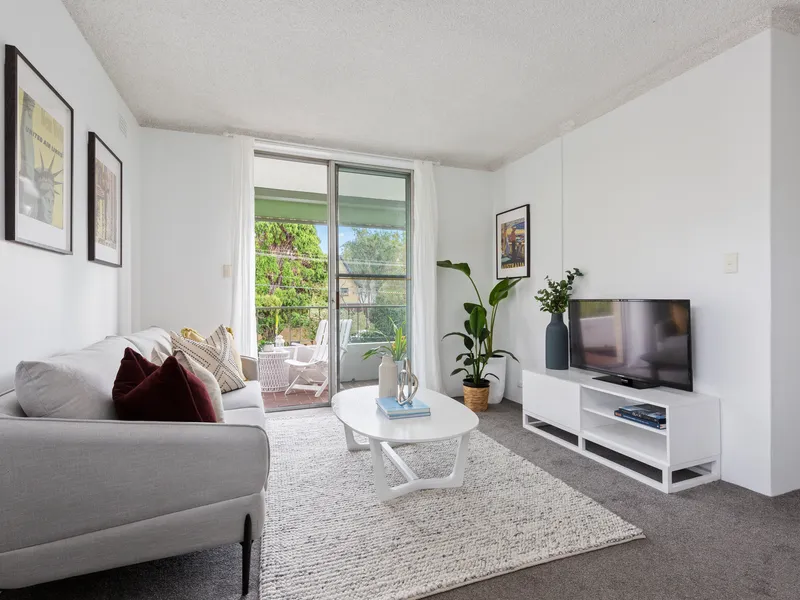 Light filled lifestyle apartment with garage
