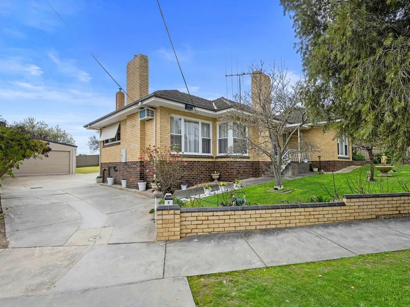 Renovated Cream Brick Veneer in Blue Chip Flora Hill.