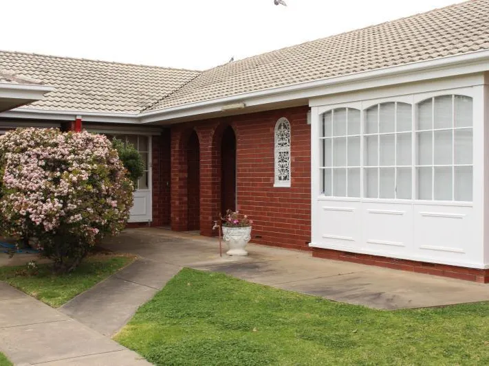 Ideally Located Spacious 2 Bedroom Unit