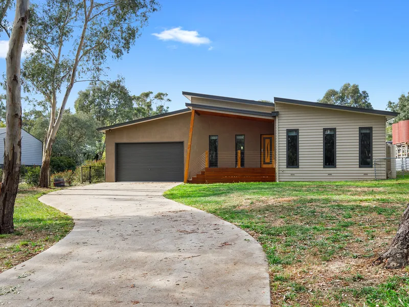 Modern 4-Bedroom Home near Lake Eildon