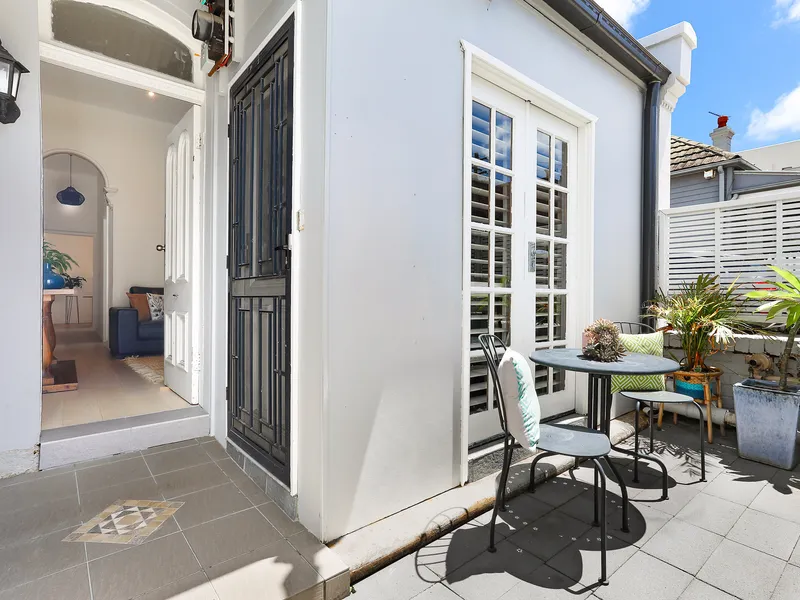 Brilliant Dual-Level Semi Offers Superb Privacy