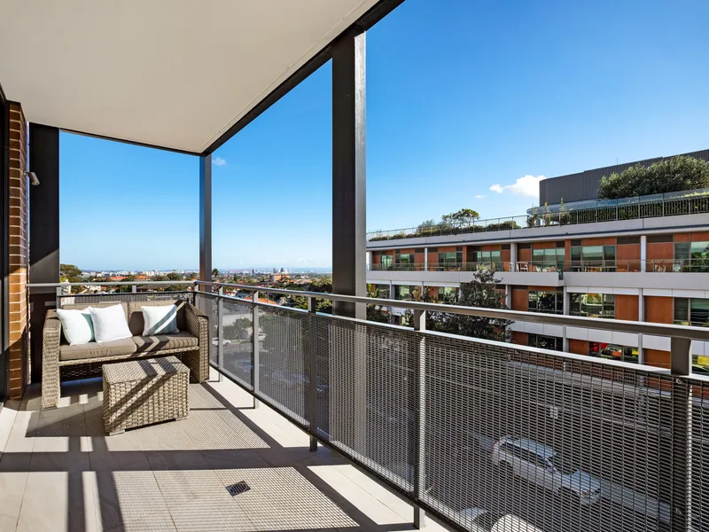 Top floor gem taking in open views over Botany Bay. Lift access