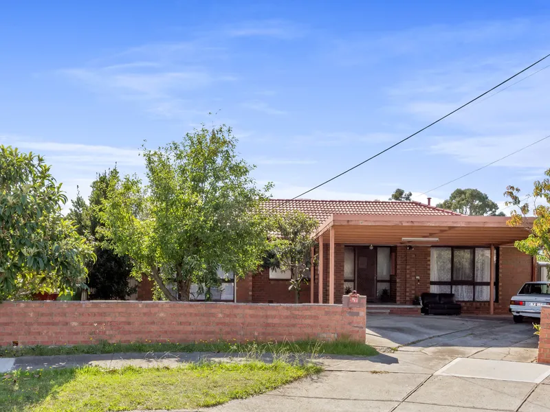 Family Home in Cul-De-Sac Location!