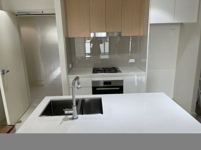 Spacious One Bed Plus Study in Homebush