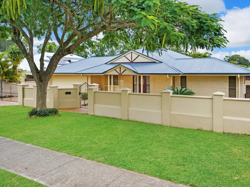 Trendy Wellington Pt. Ideal for home office & room for your boat   Avail 16/4/21.  Viewing  Tuesday 13/4/21 at 12.30pm-please register