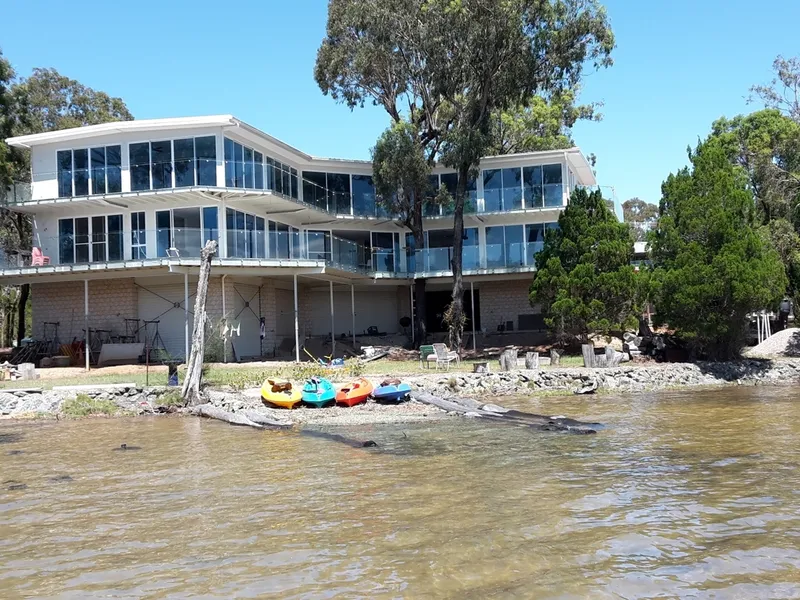 ENORMOUS WATERFRONT, TRI-LEVEL DESIGNER HOUSE ON 1490m2 BLOCK, WITH PRIVATE BEACH AND RAMP.   