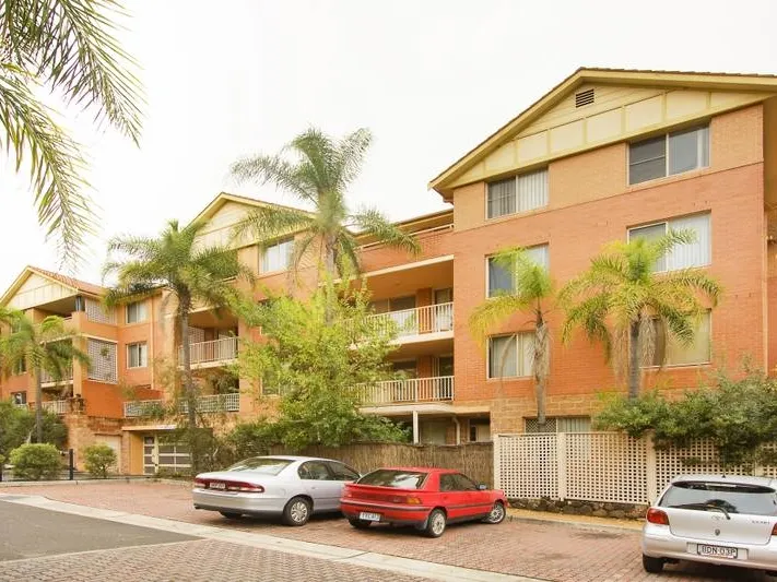 GREAT 3 BEDROOM APARTMENT WITH THE LIFESTYLE OF COMFORT !!!