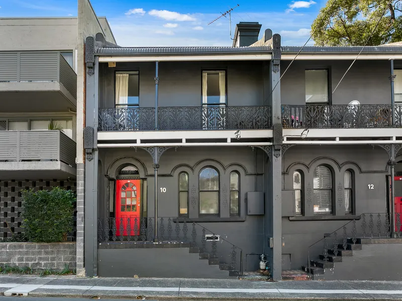Large 3/4 bedroom terrace in prime location