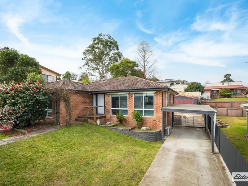Three bedroom brick home in Bega