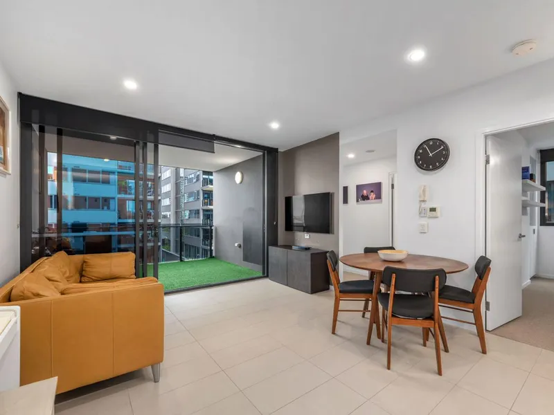 Two bedroom, two bathroom apartment in Newstead Series