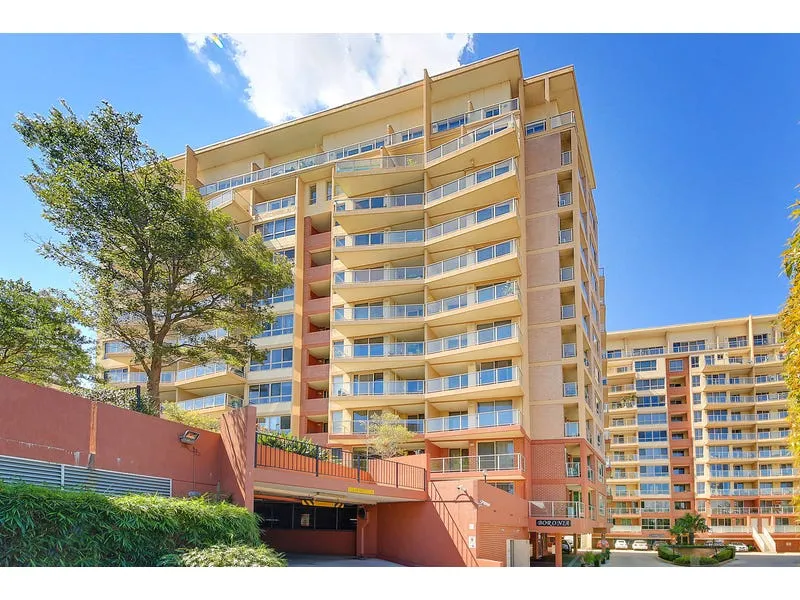 Spacious and sunny 2 bedroom with onsite facilities, refurbished with new timber floor!!