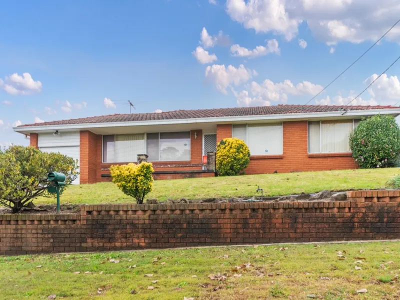 Inspiring 4B Family Home, Stunning Views, In-Ground Pool, Exclusive Location