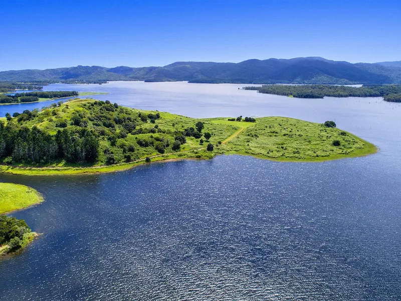 Once in a Lifetime acreage, long Lake Tinaroo frontage