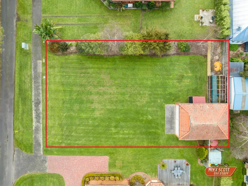 Blank canvas - walking distance to Silverleaves Beach