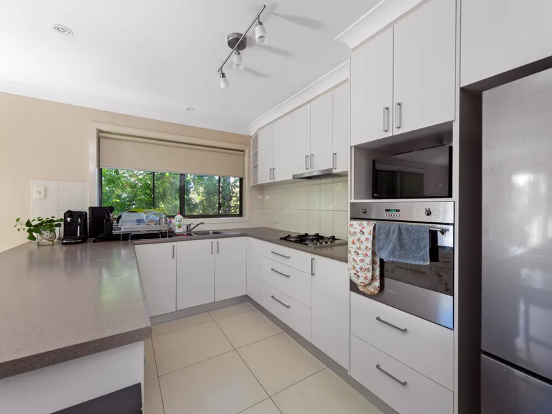 Two bedroom unit, minutes walk from Evatt shops!