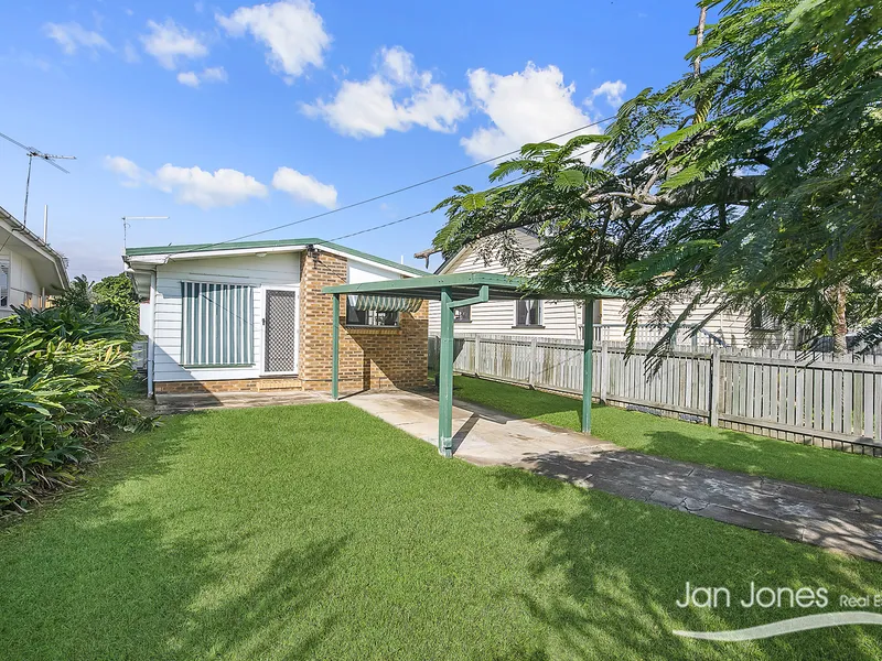 WOODY POINT BEACH HOME !!