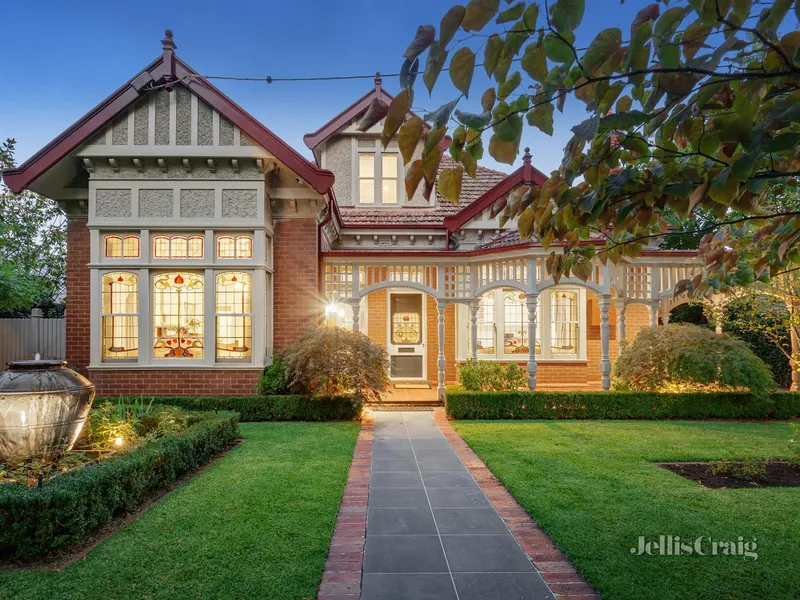 Queen Anne grandeur amidst glorious grounds