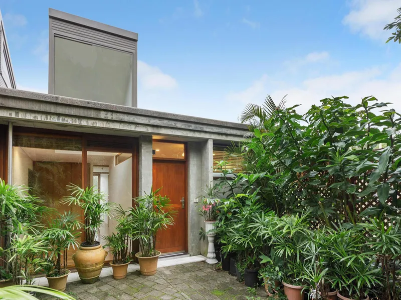 Unique flat delivers stunning Sailors Bay outlook