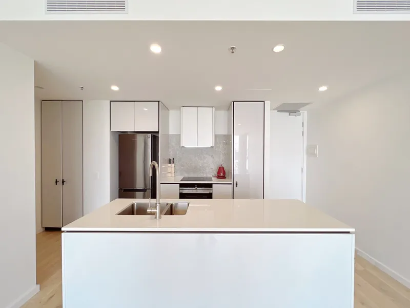Spacious 3-Bedroom Luxury Apartment in Superbly City Central Location