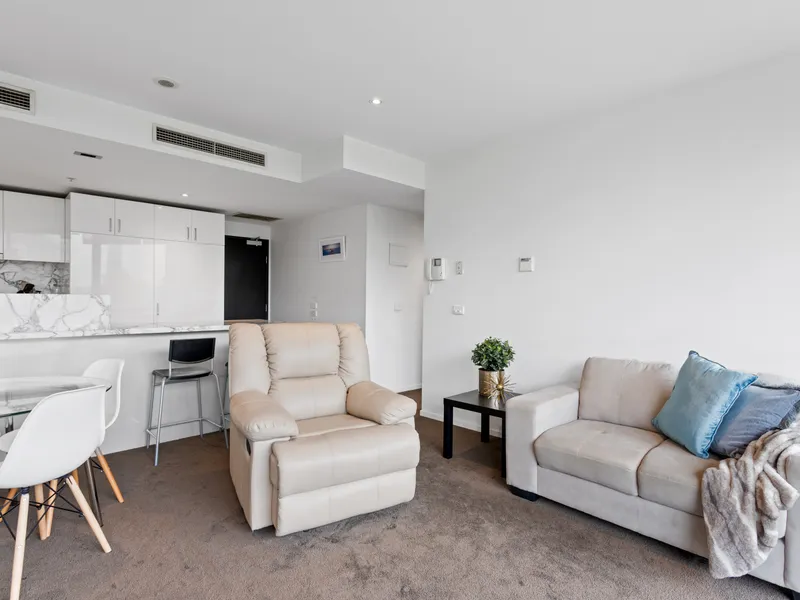 Find peace and tranquillity in this great value home in central Docklands