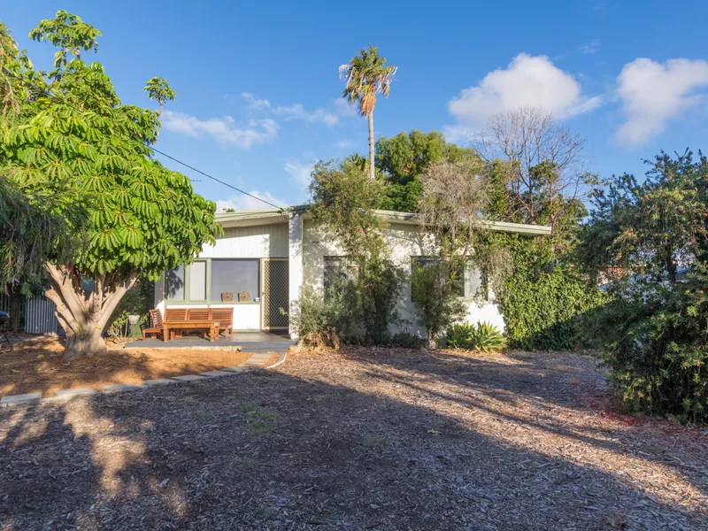 PERFECT LOCATION - Beach Lifestyle in popular suburb!