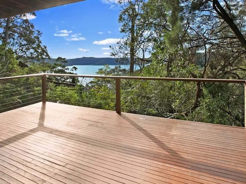 Unique Lower Duplex Style Studio With Pittwater Views