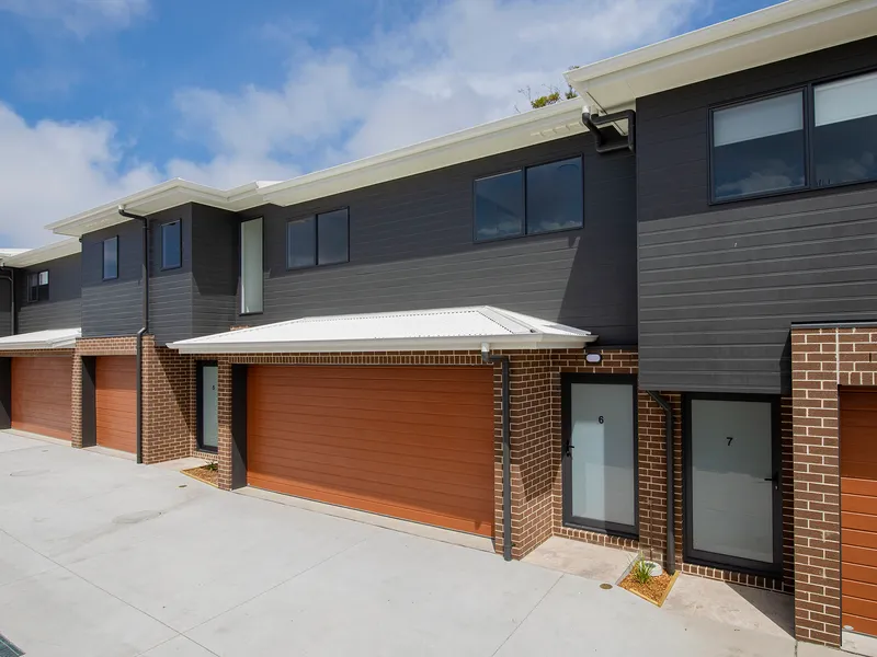 SLEEK AND SOPHISTICATED THREE BEDROOM TOWNHOUSE