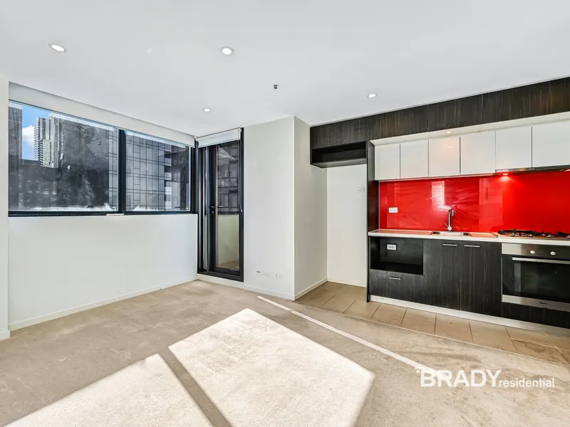 STUNNING TWO BEDROOM APARTMENT AT MELBOURNE SKY