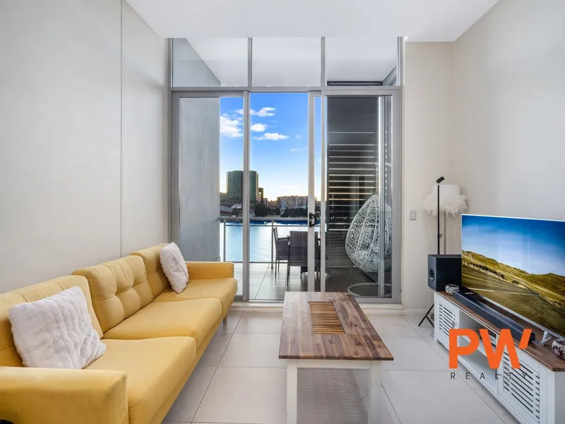 Sun blessed 2-bedroom apartment close to water!