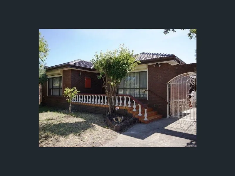 CLASSIC 4 BEDROOM HOME IN THE OAKLEIGH HUB