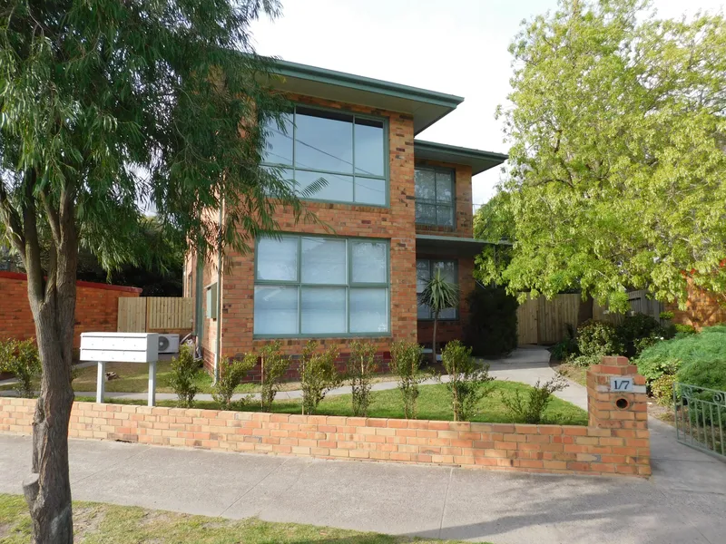 FULLY RENOVATED TWO BEDROOM APARTMENT WITH COURTYARD