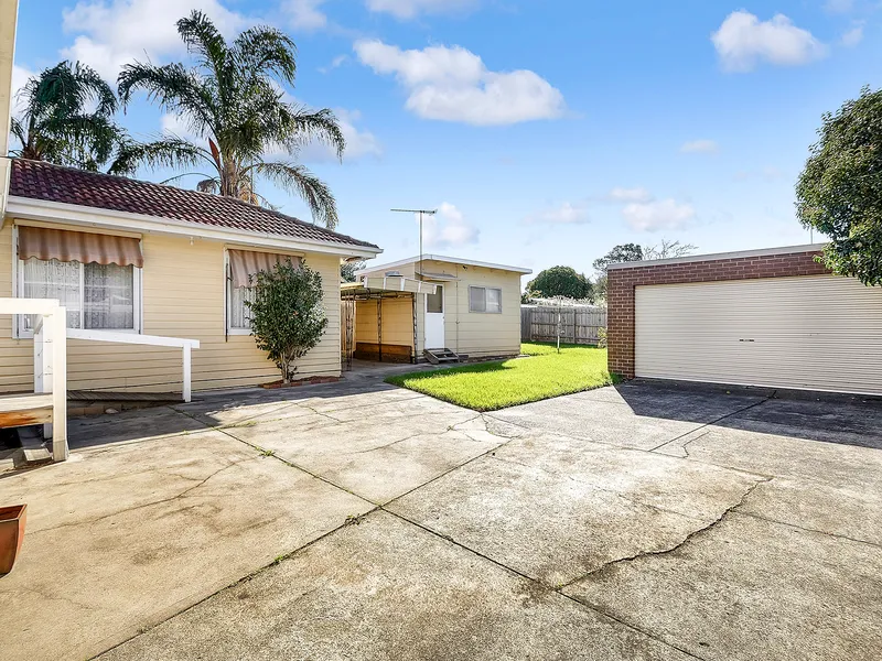 CHARMING FAMILY HOME | PRIZED PARKDALE POCKET | PERFECT LOCATION