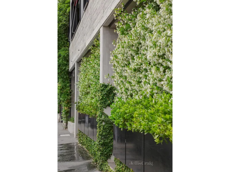 Sophisticated Urban Style in Dynamic Surrounds