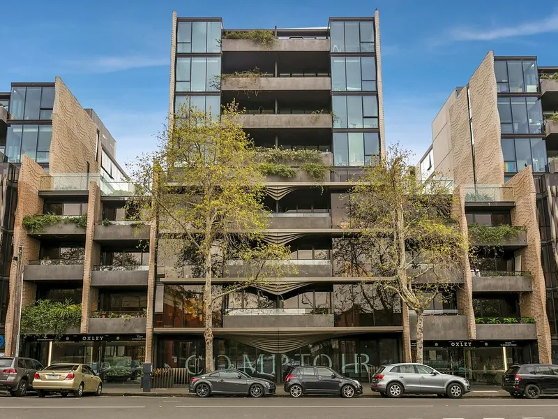 MODERN APARTMENT WITH FLEXIBLE FLOORPLAN, STORAGE CAGE AND OFF STREET PARKING IN TRENDY COLLINGWOOD