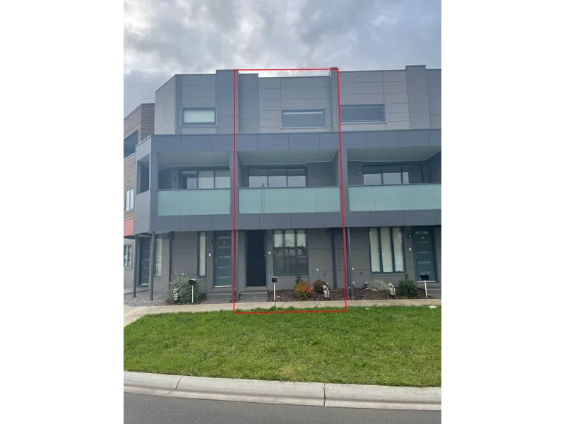 2 MINUTES WALK FROM CRAIGIEBURN CENTRAL!!