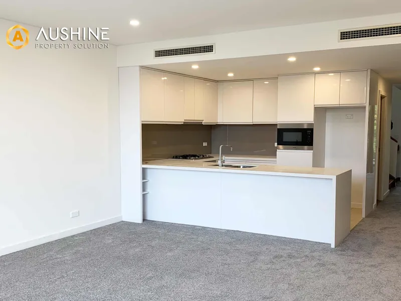 Huge Tri-Level Townhouse Neighboring Waterfront, Closed to Train and Shopping Centre