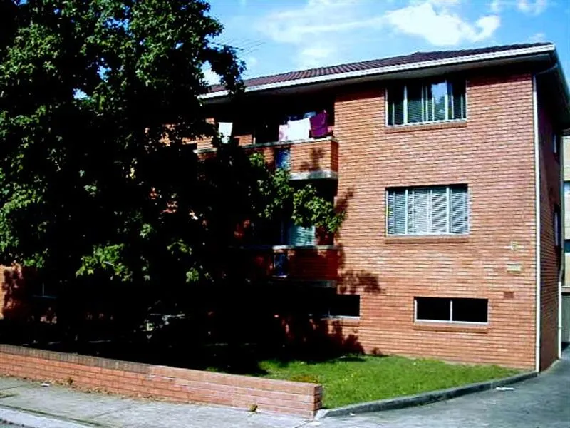 Modern 2 bedr unit on 1st floor