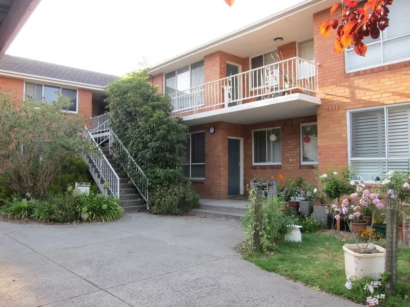 Close to trains and cafes - partially furnished