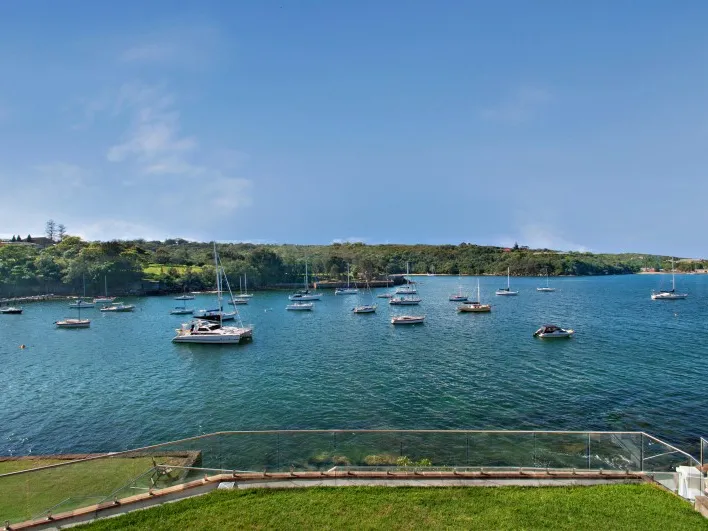 Great one-bedroom apartment in exclusive absolute waterfront building