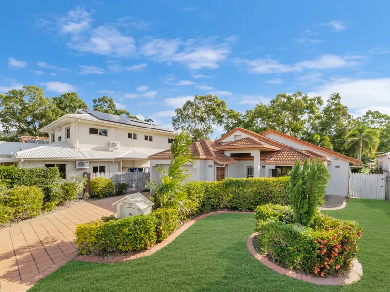 Spacious Family Home with a POOL!