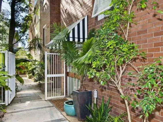 Modern Studio with full kitchen, floorboards, updated bathroom and parking w/ coin laundry