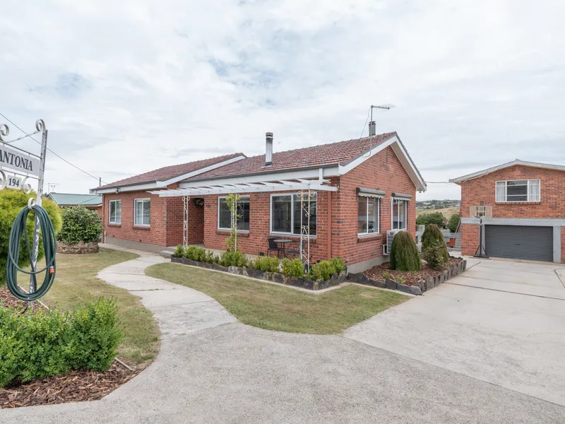 A brilliant and versatile home with separate unit on a spacious double block.