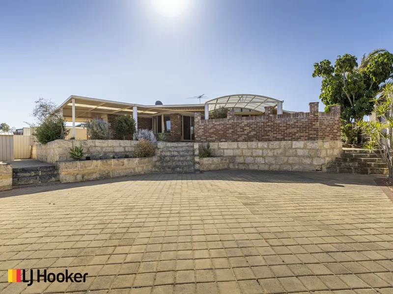 IMPECCABLE COASTAL LIVING