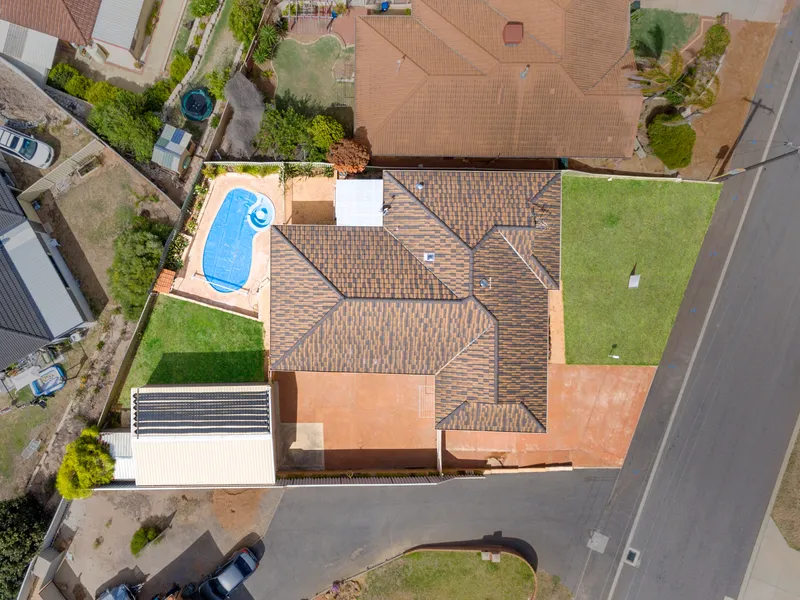 Big House, Great Pool, Big Shed, Great Location!