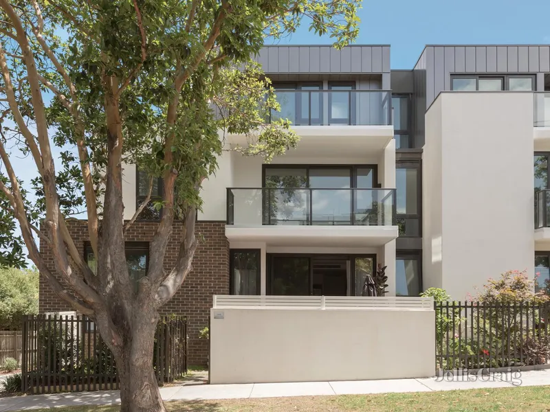 Superior garden apartment, own street frontage (facing Peel Street)